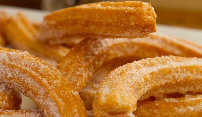 review-makanan-churros-manis-dengan-taburan-gula