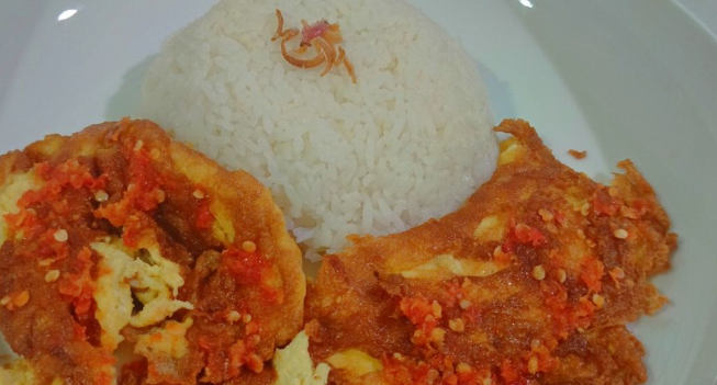 Review Telur Dadar Sambal Korek: Pedasnya Ngena