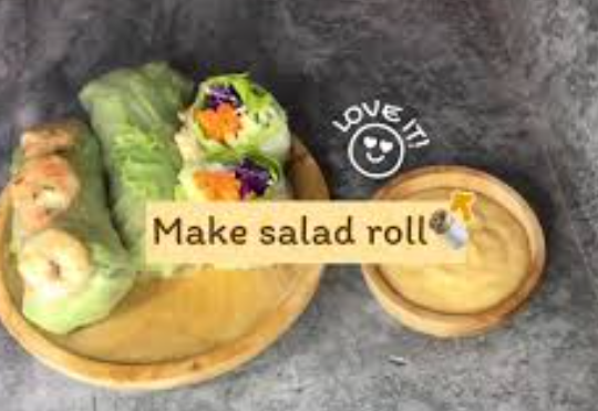 Review Makanan Salad Roll Sayur Segar Saus Wijen Gurih Pas